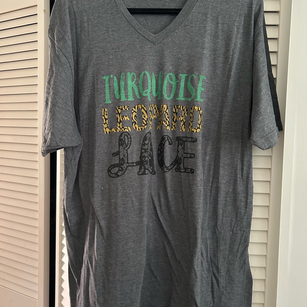 Grey V-Neck Graphic Tee with Turquoise & Leopard Print